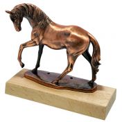 Hevospatsas puujalustalla