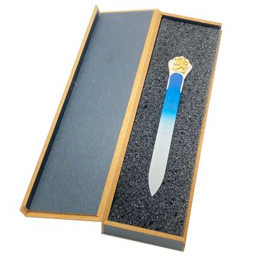 Hopeakoristeinen kristallikynsiviila kullatulla hopealeijonalla 