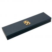 Hopeakoristeinen kristallikynsiviila kullatulla hopealeijonalla 