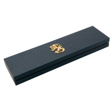 Hopeakoristeinen kristallikynsiviila kullatulla hopealeijonalla 