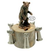 Karhu kelotukilla ja pikareilla