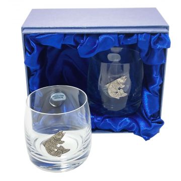 Whiskylasipari tinakalalla